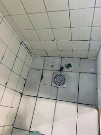 Chao do banheiro em péssimo estado