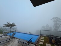 Das Haus befindet sich 860 m ĂŒber NN. Durchaus mal in den Wolken.