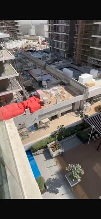 Travaux en face de l hébergement bruit nuit et jours pas de détente pas de grasse matinée pas de détente à la piscine trop trop bruyant