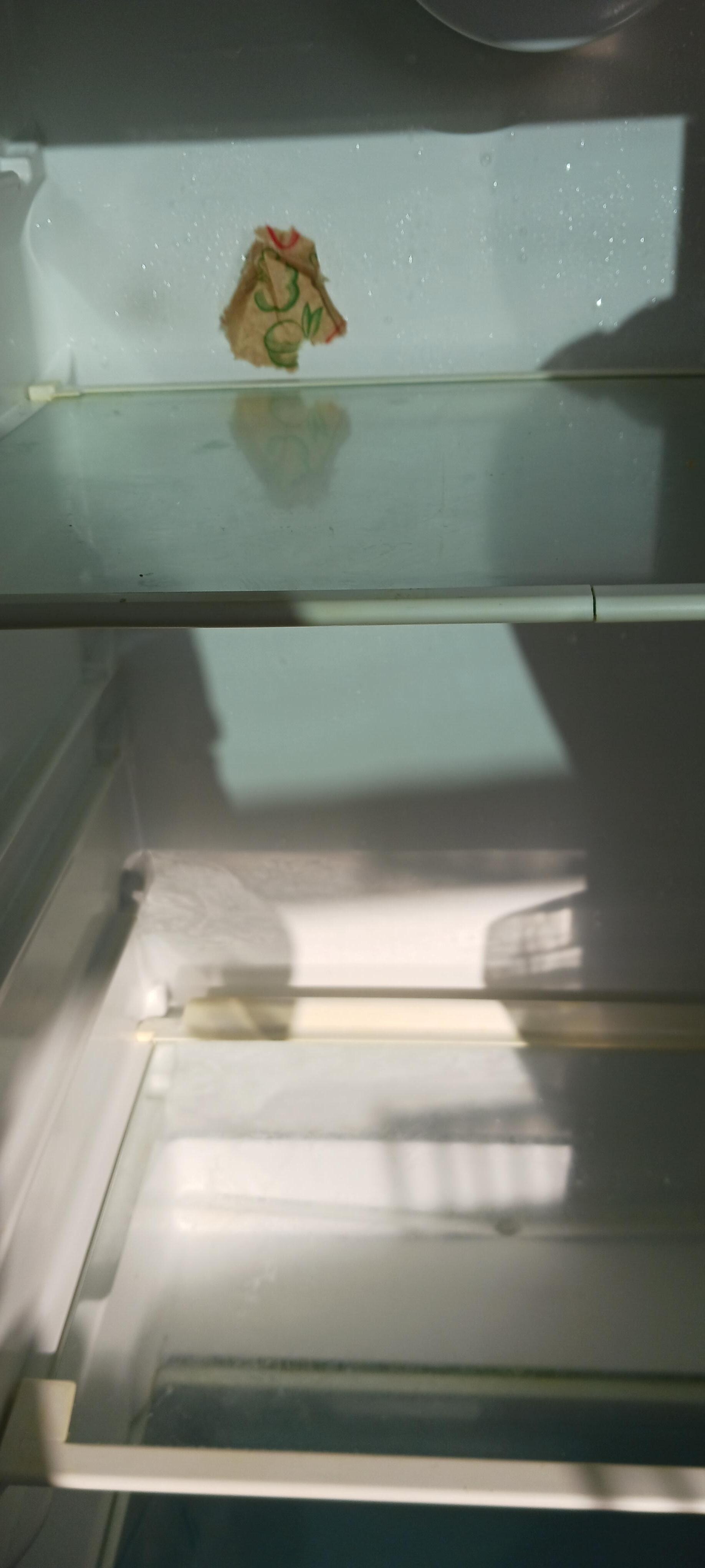Papier d'emballage resté collé dans le réfrigérateur 