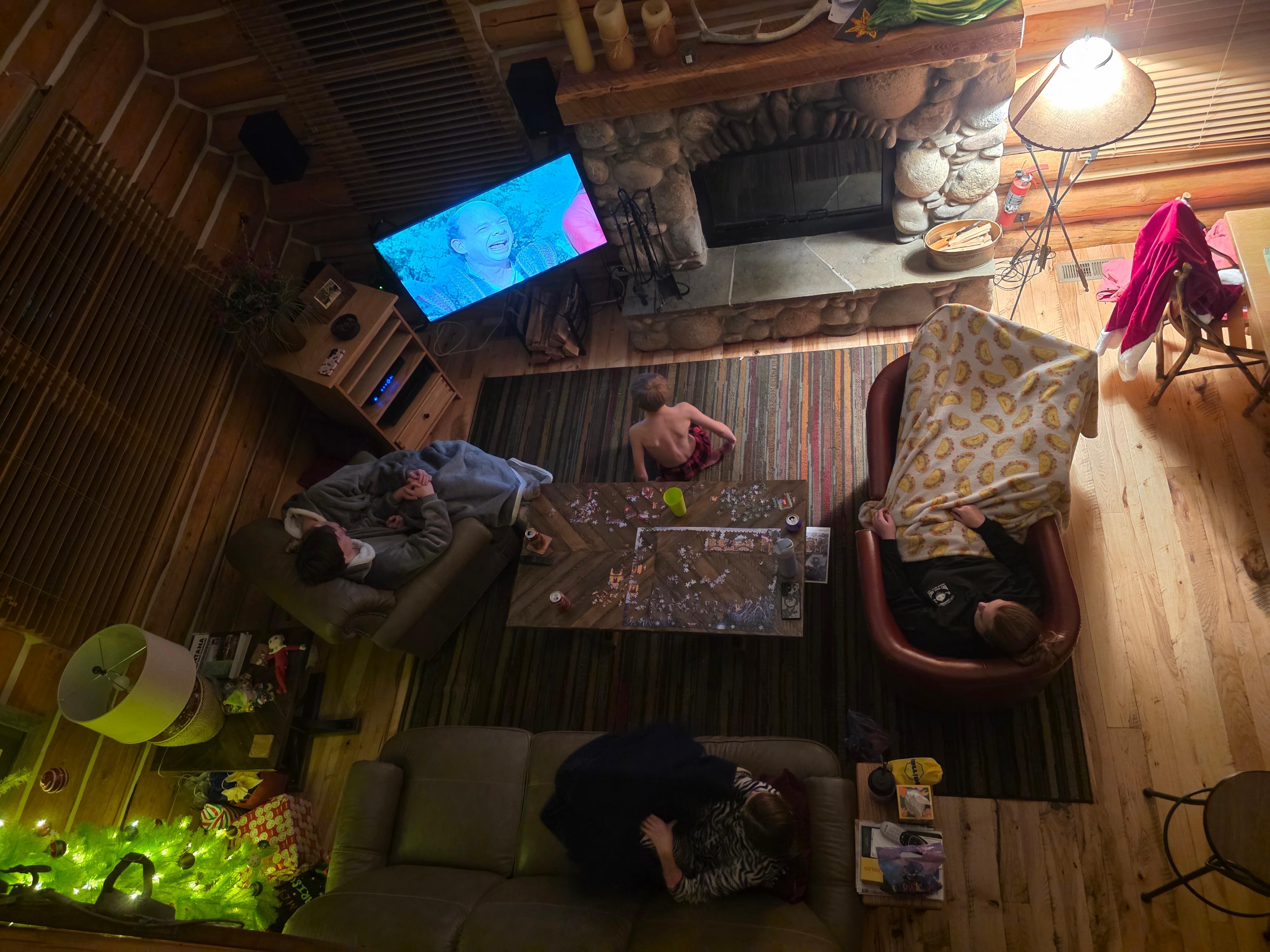 Looking down from the loft at our kids relaxing in the living room, watching a movie after a long day on the mountain. This is the kind of view that makes family trips so worthwhile. 😍 This cabin is perfect for a fun, comfortable family getaway.