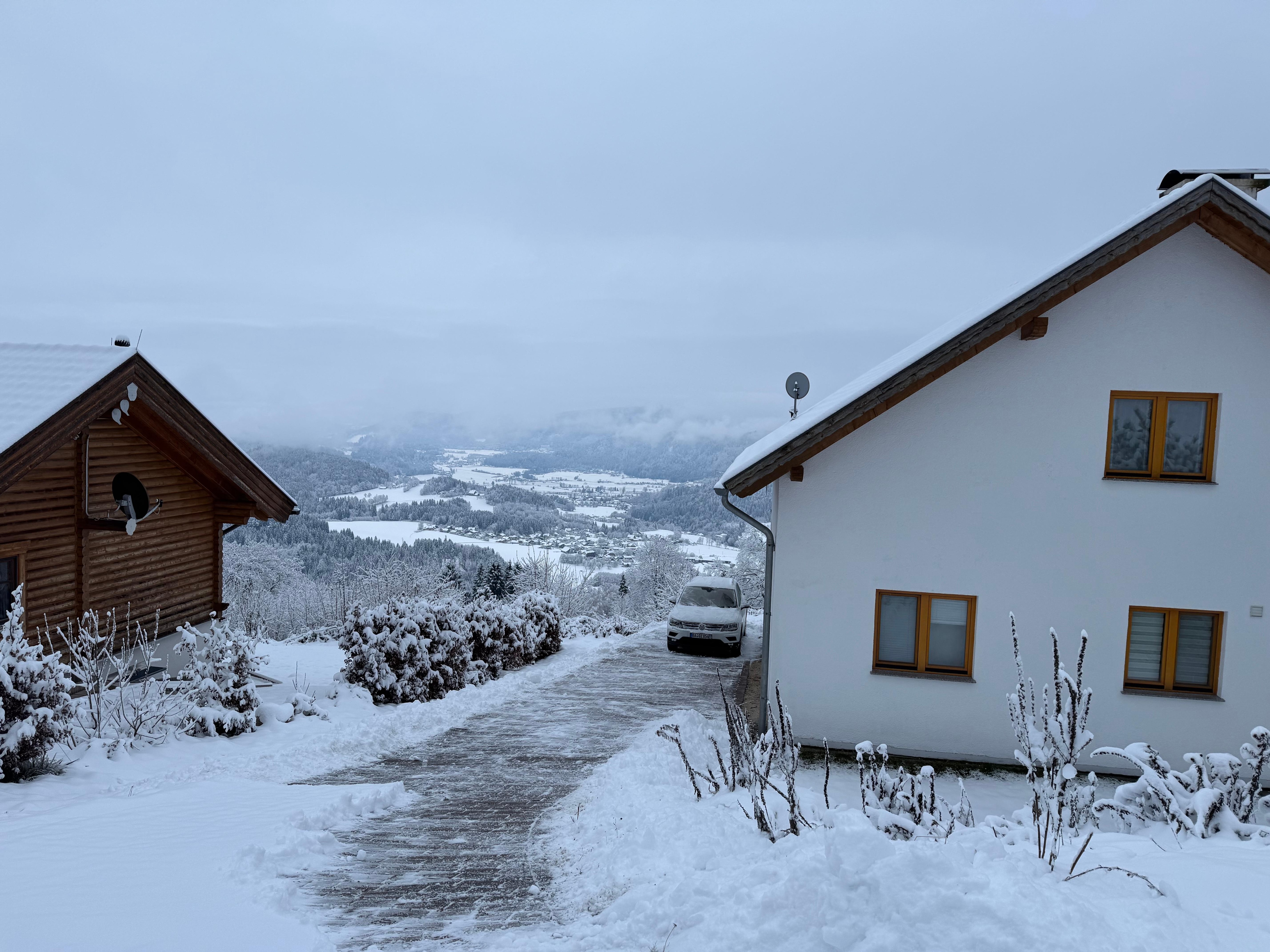 Die Lage, Achtung sehr steile Hofeinfahrt