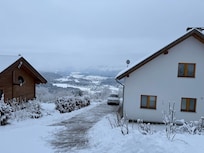 Die Lage, Achtung sehr steile Hofeinfahrt