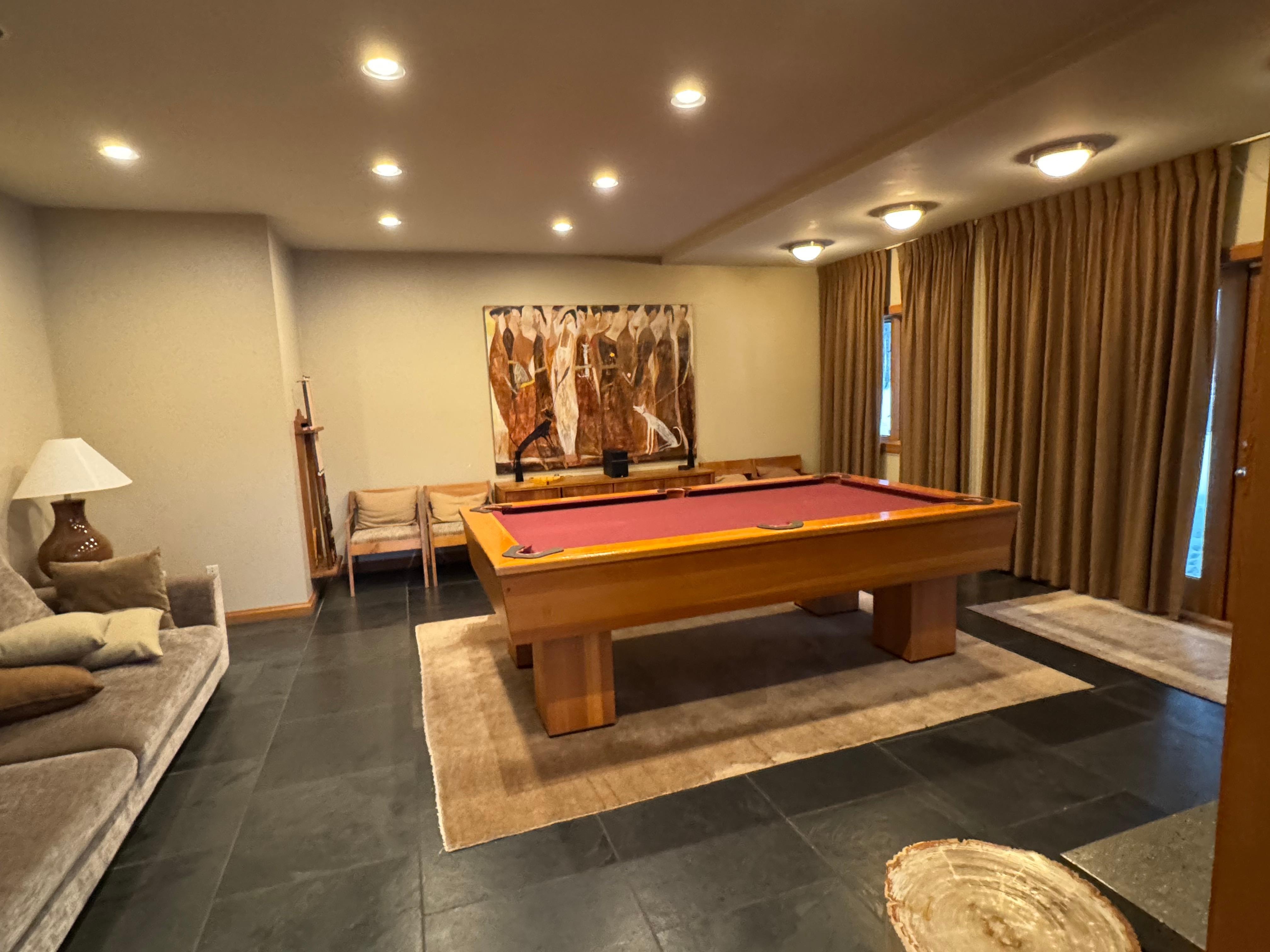 Pool table 