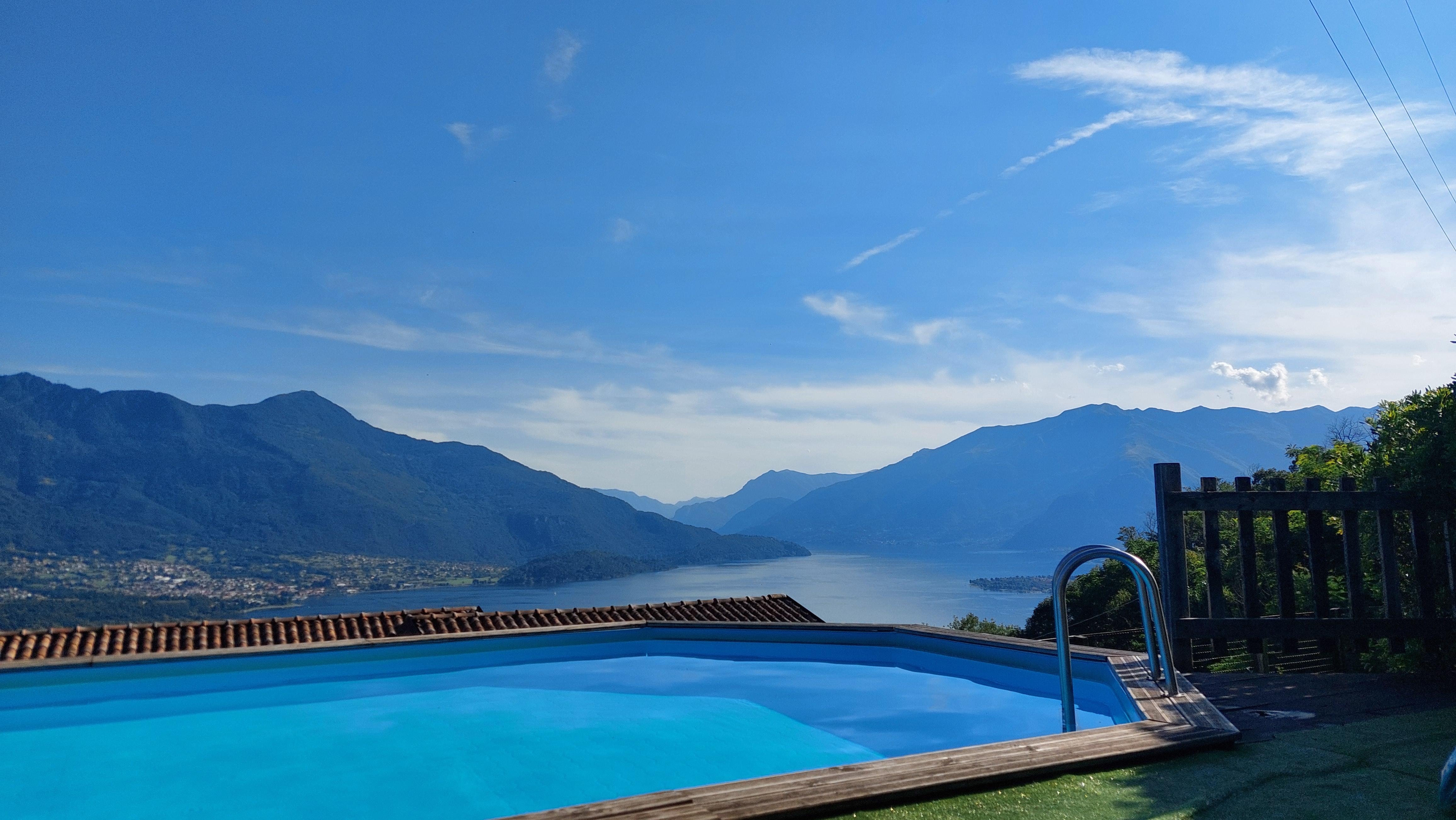 Het zwembad met uitzicht. Deze deel je met eventuele 'buren' van 2 appartementen. 