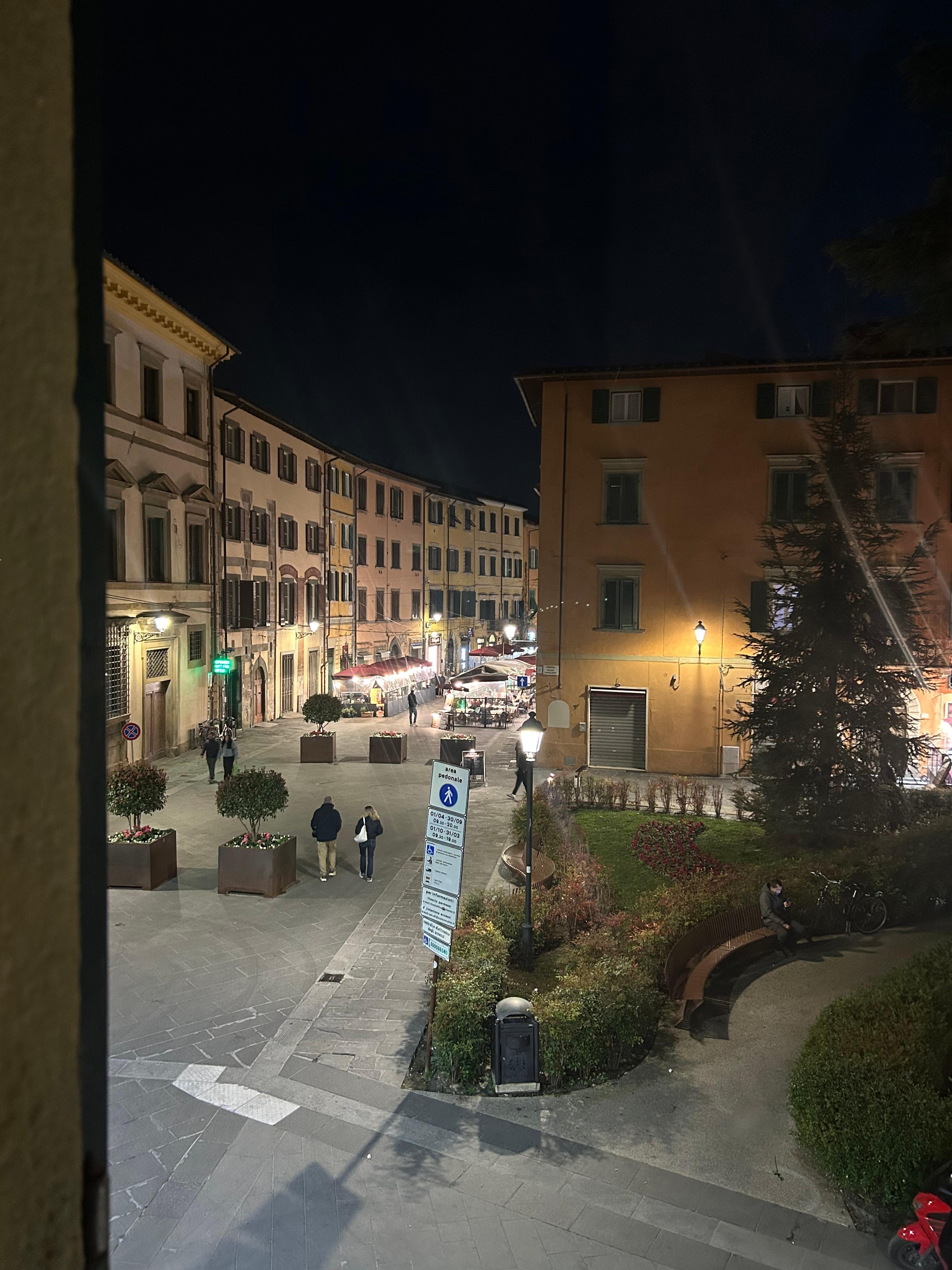 Vista desde mi habitación, esa calle lleva directo a la torre. 