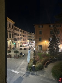 Vista desde mi habitación, esa calle lleva directo a la torre.