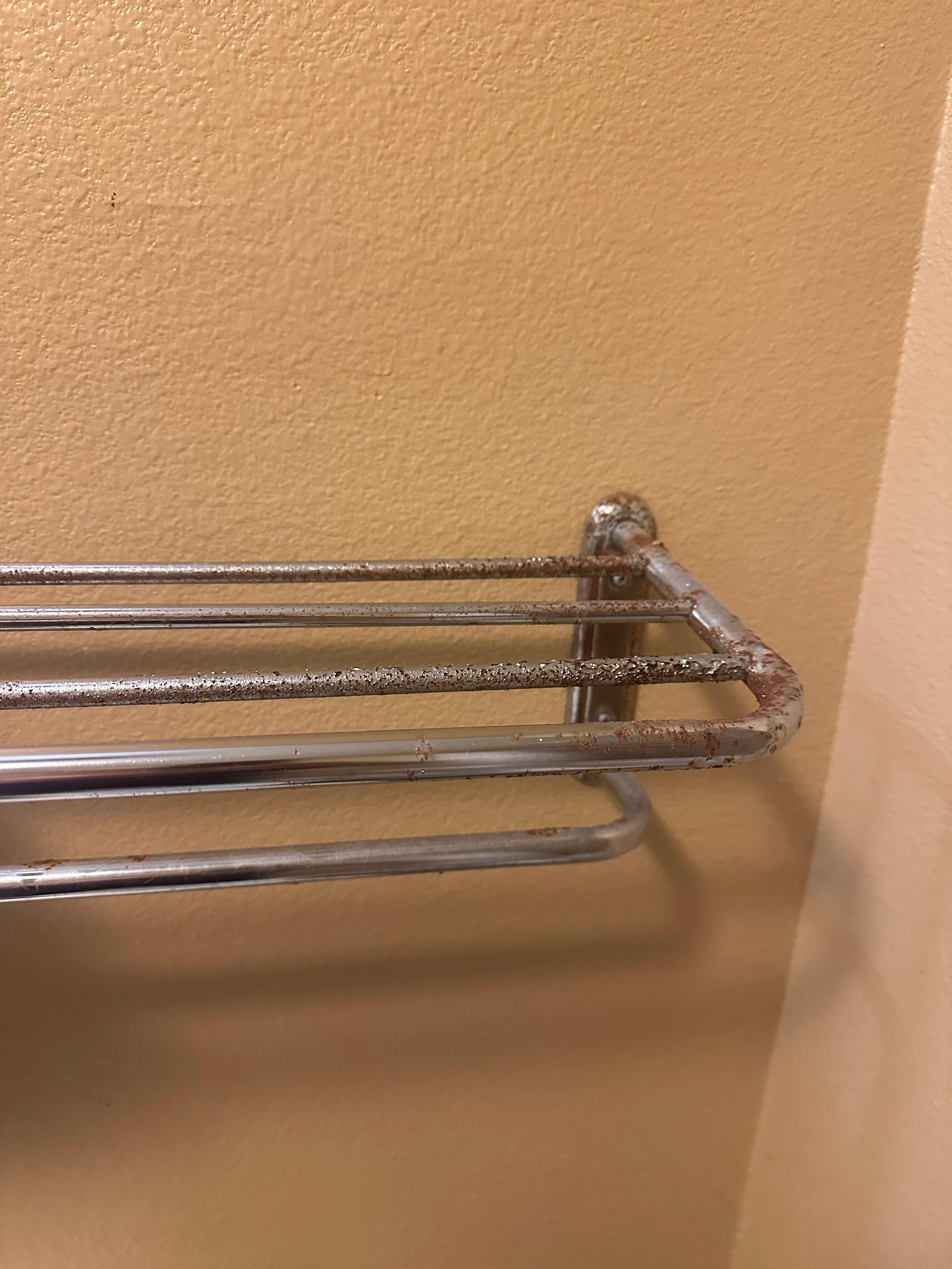 Rack de trallas en el baño 