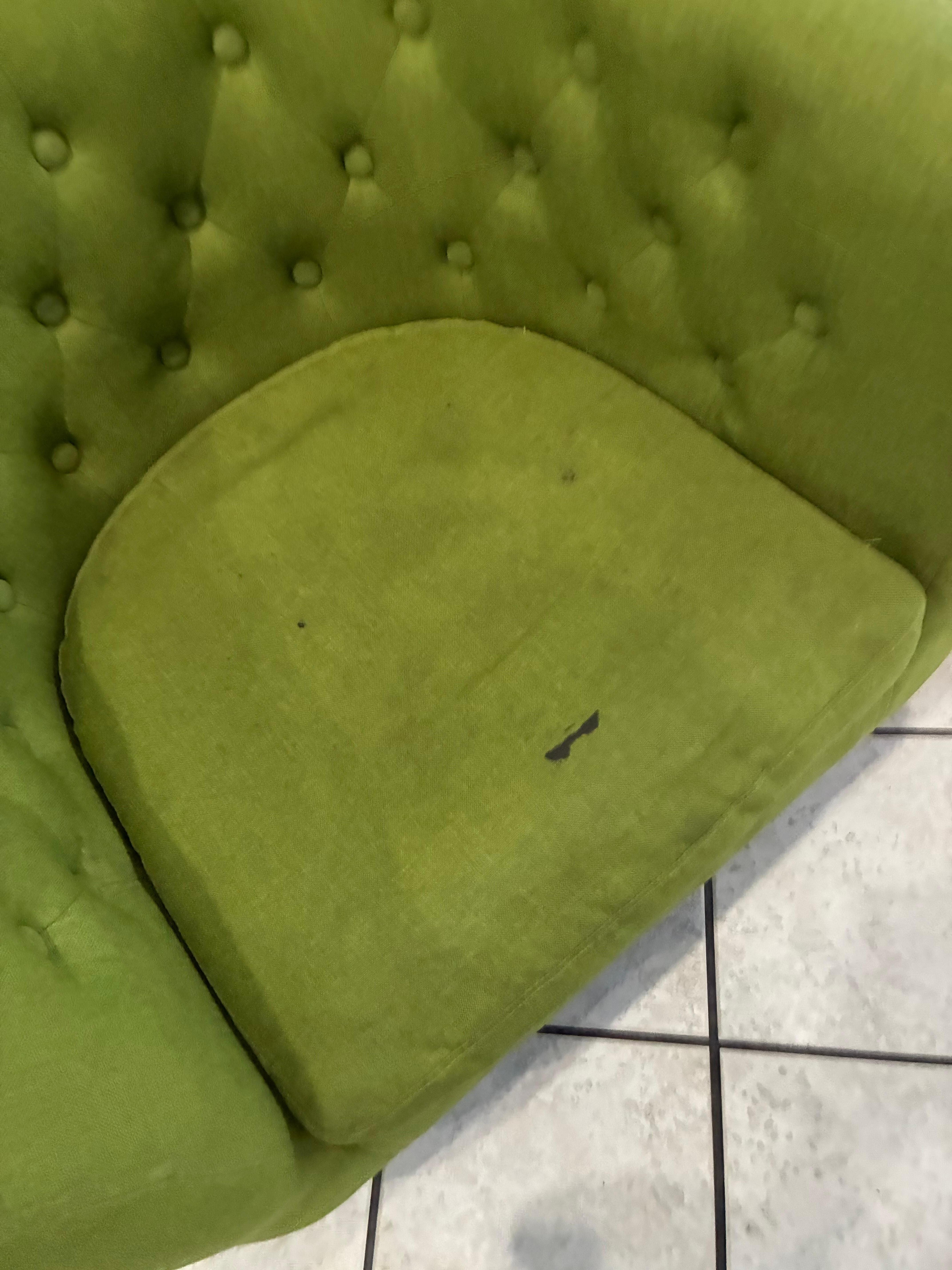 This is one of the chairs in the lobby, old and Gross.