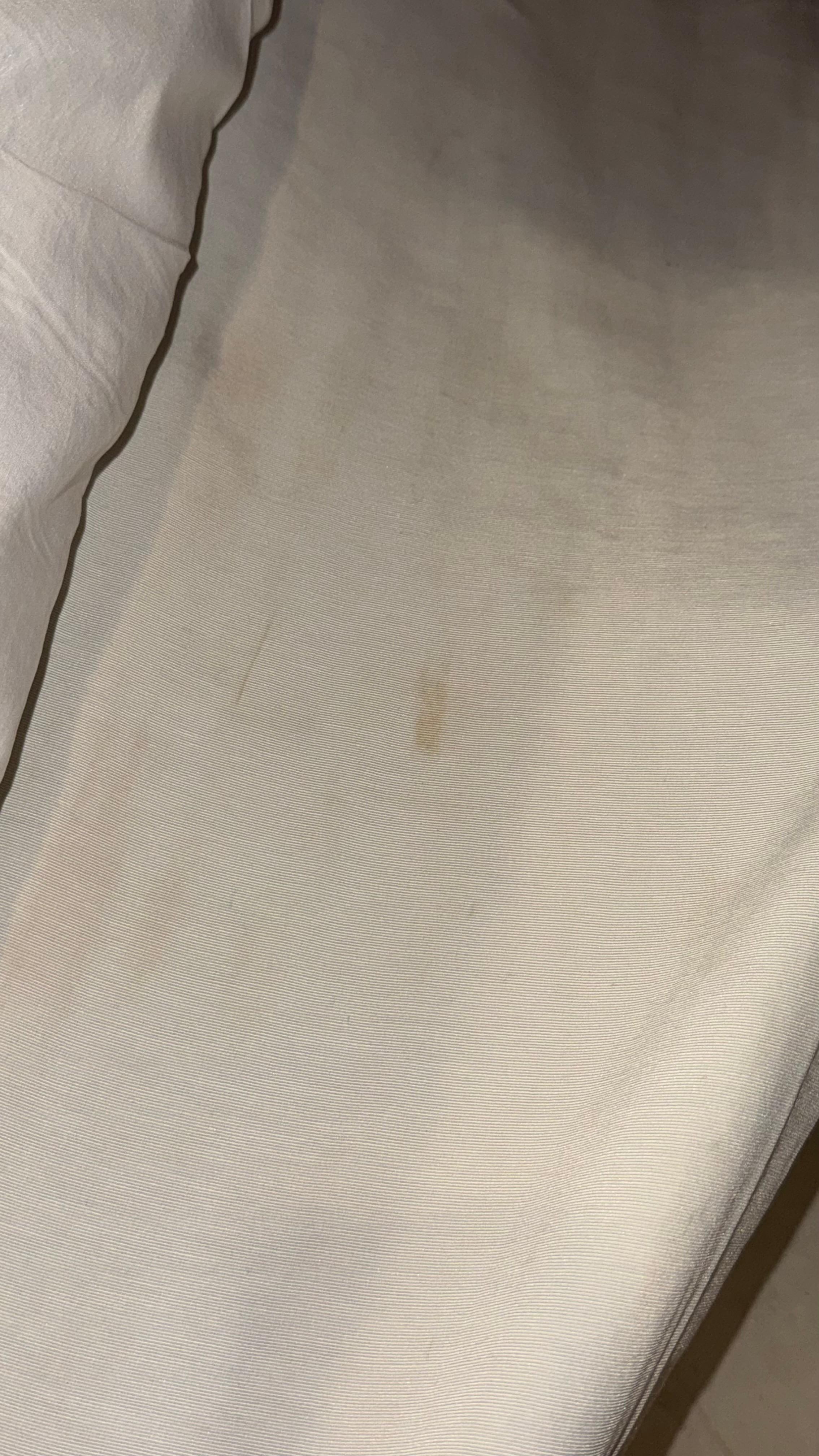 Copri materasso macchiato e annerito.