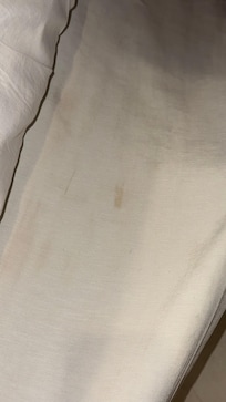 Copri materasso macchiato e annerito.