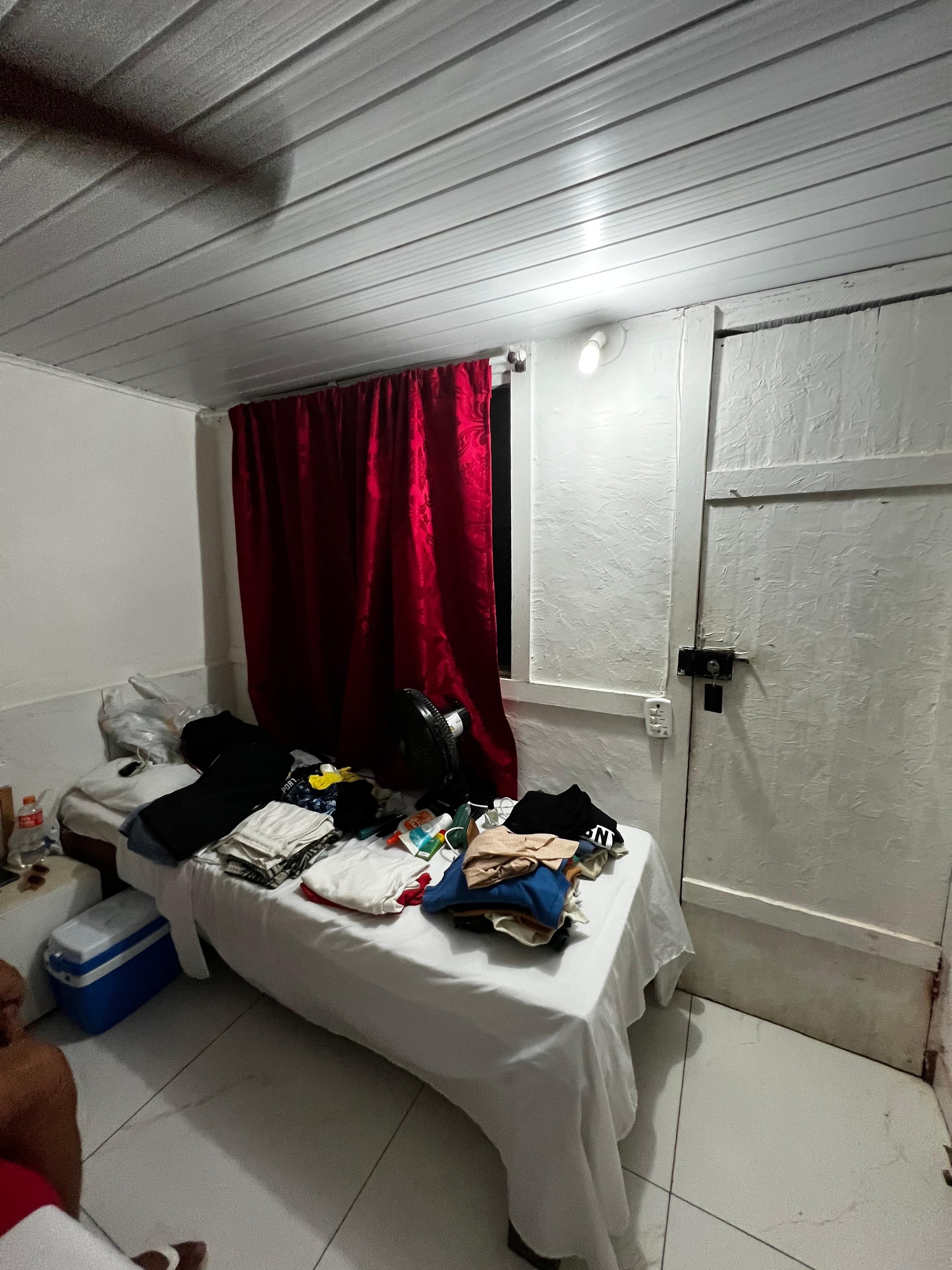 Janela pequena e portas velhas, parecia um calabouço. 