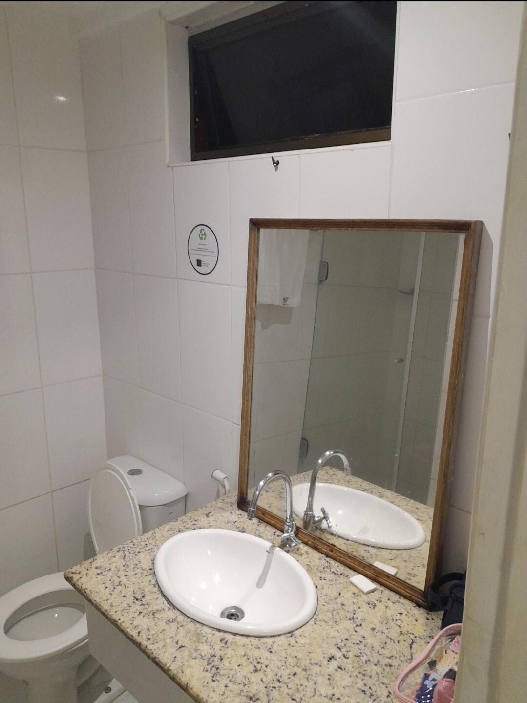 Banheiro (espelho solto em cima da pia)