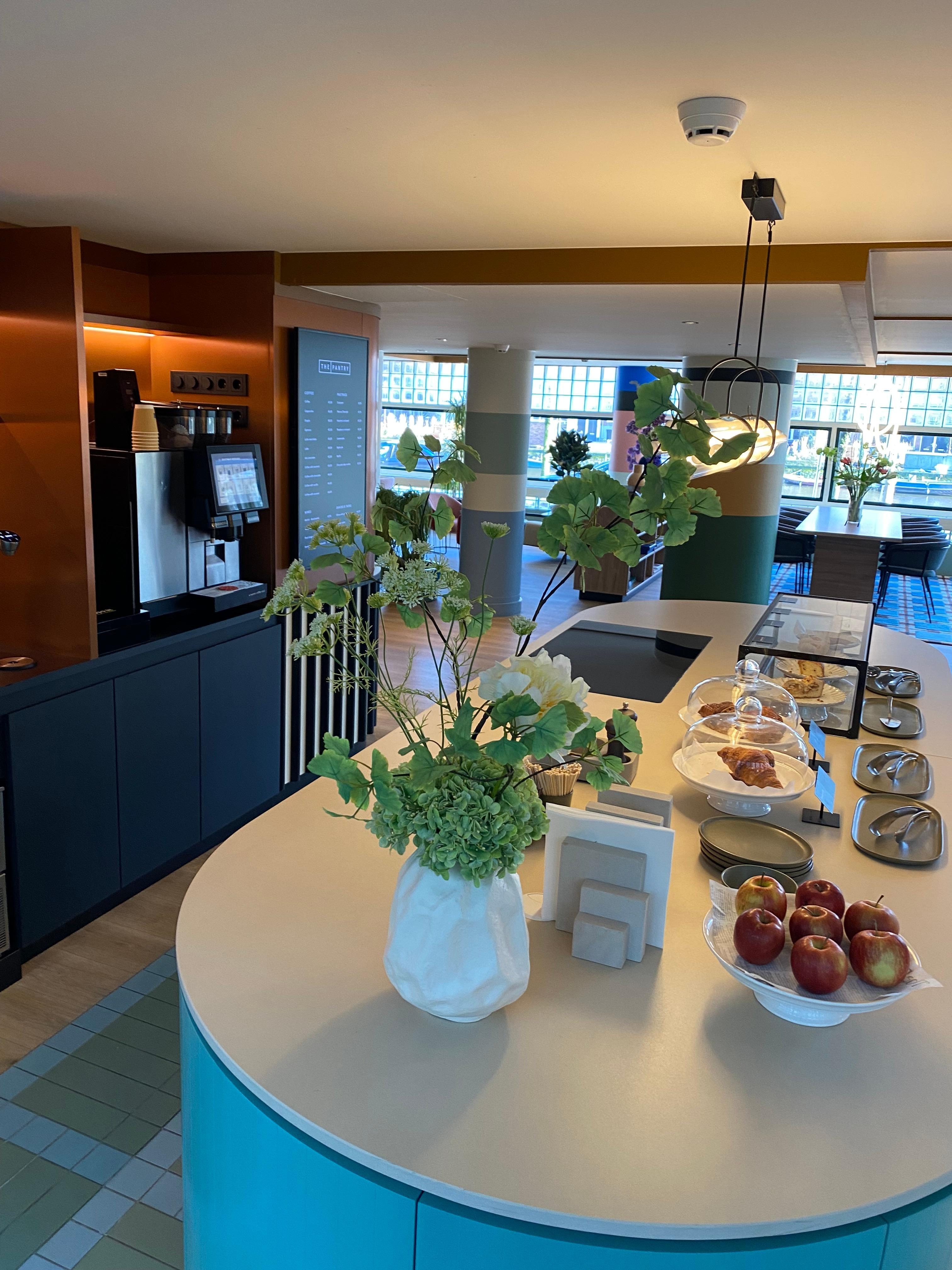 Immer frische Croissont und Kuchen