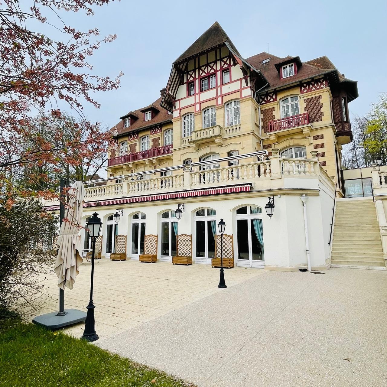 Vista de traz do hotel (muito bonito)