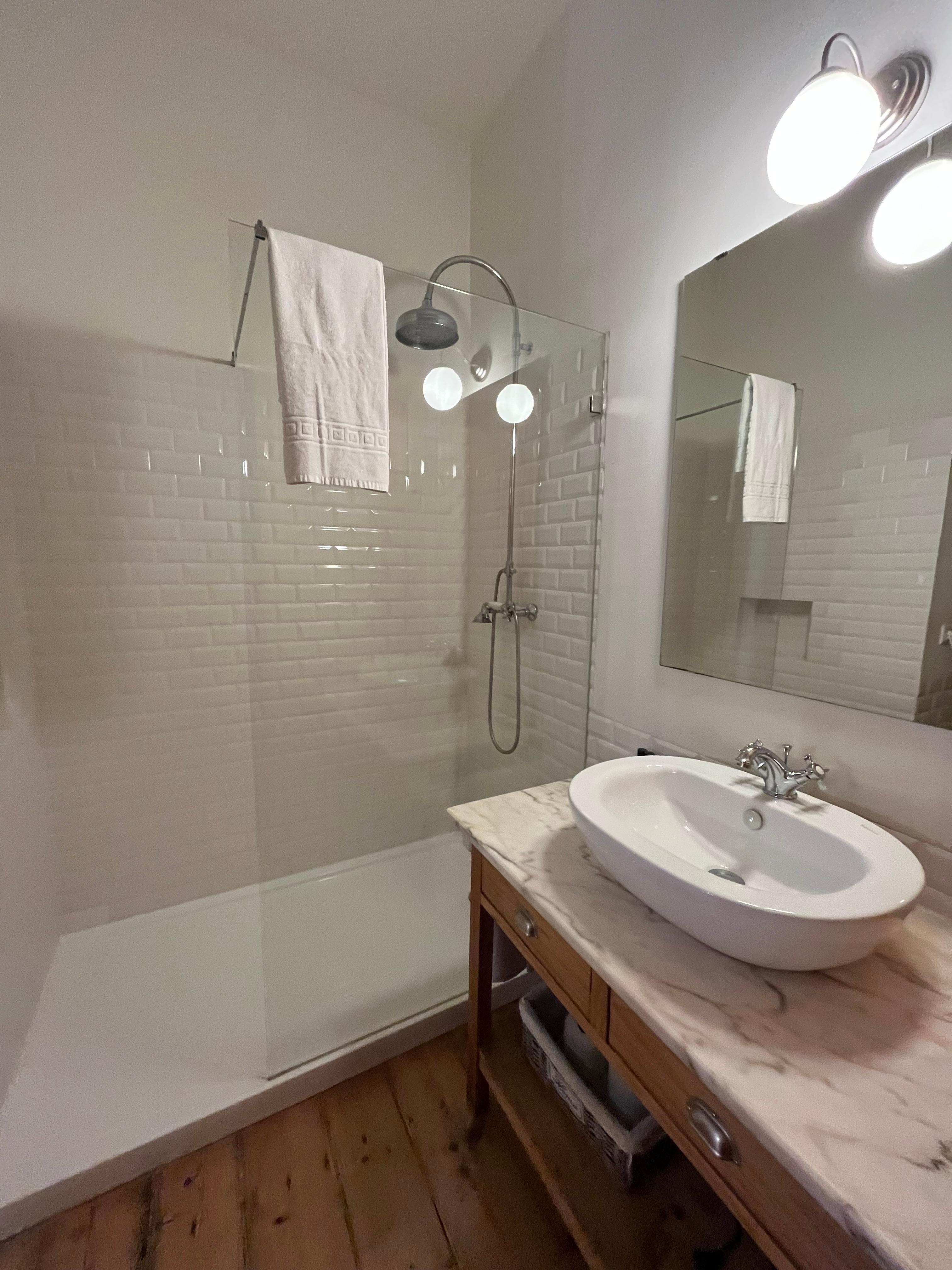 Shower/vanity, toilet/bidet