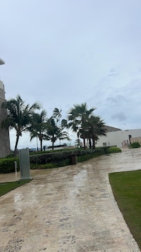 Un día de lluvia camino al lobby