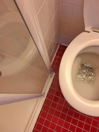 Toilettenschüssel viel zu eng an der nicht flexiblen, starr montierten Glasduschwand