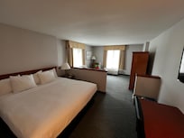 King size room with pull out couch. Plenty of room.