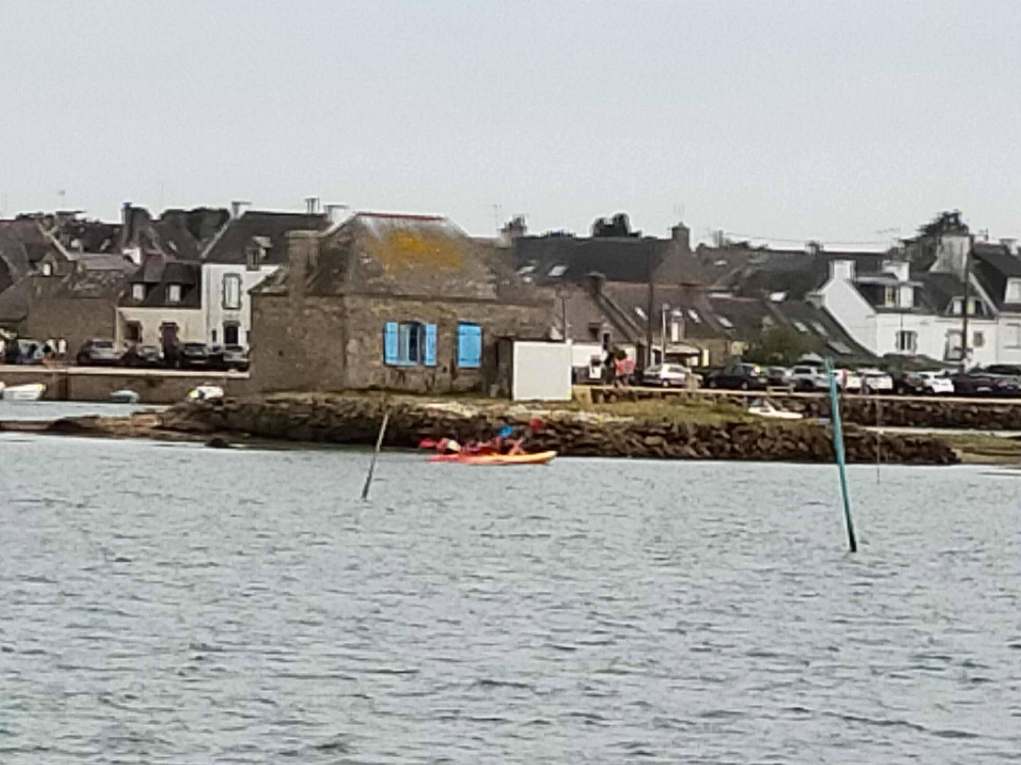20250818-Saint-Cado - la maison bleue dans la ria Etel