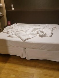 Room 204 3:30 on 25Oct2025, bed unmade. Still unmade at 5:30. Reassigned to Room 504.