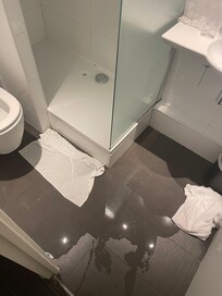 SALLE DE DOUCHE BOUCHĂE