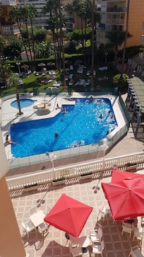 Piscine de lhotel vue du 3éme étage