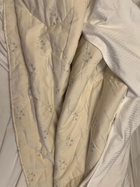 Disgusting duvet that was way too big for cover - so feet touching duvet all night 😅