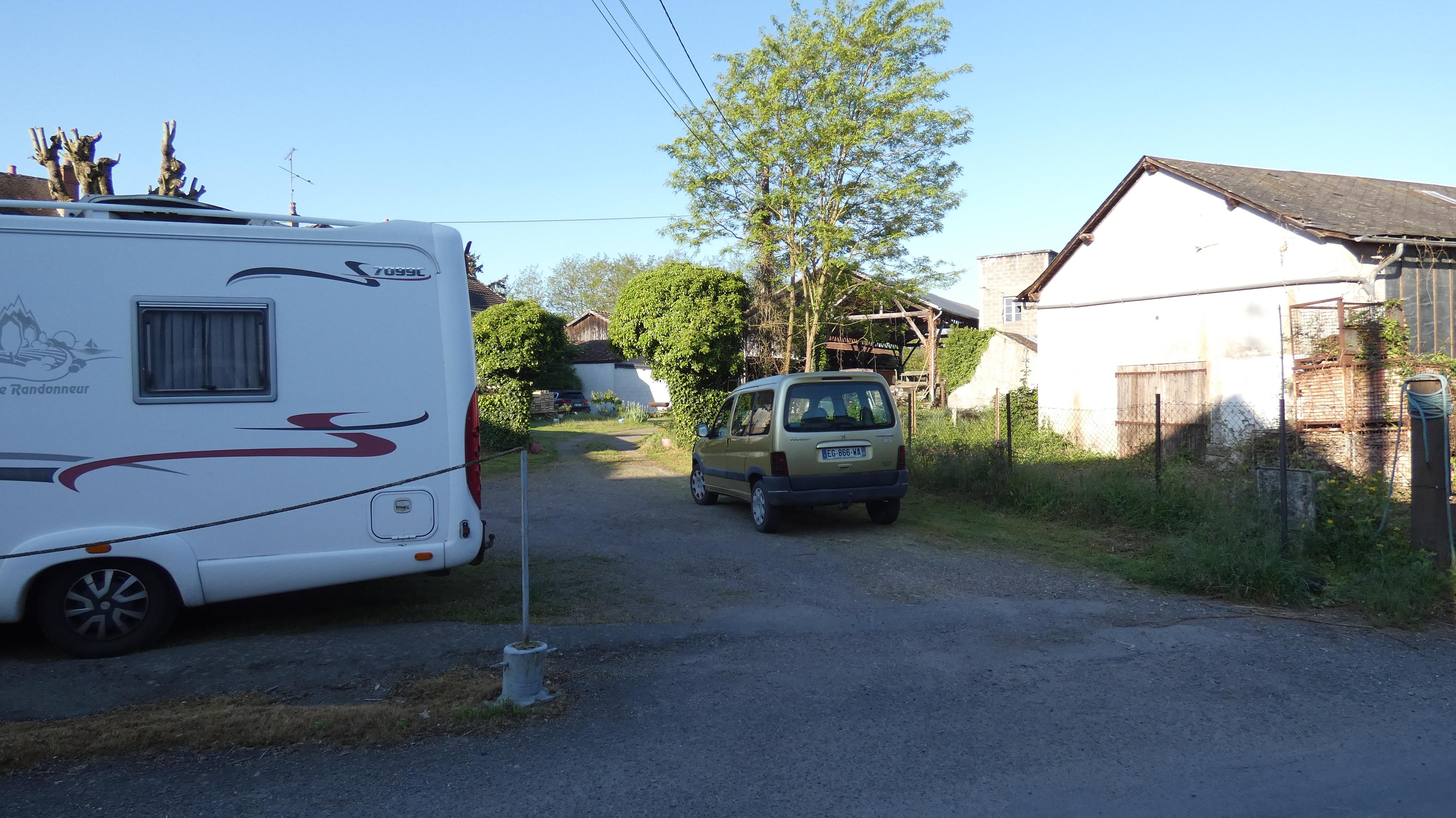 Tourner à gauche et aller au fond où se trouve le lieu d'hébergement.