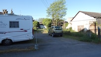 Tourner à gauche et aller au fond où se trouve le lieu d'hébergement.