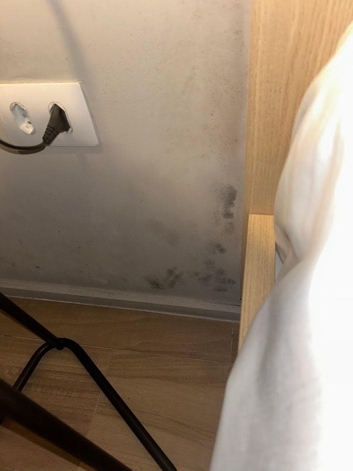 Mofo ao lado da cabeceira da cama