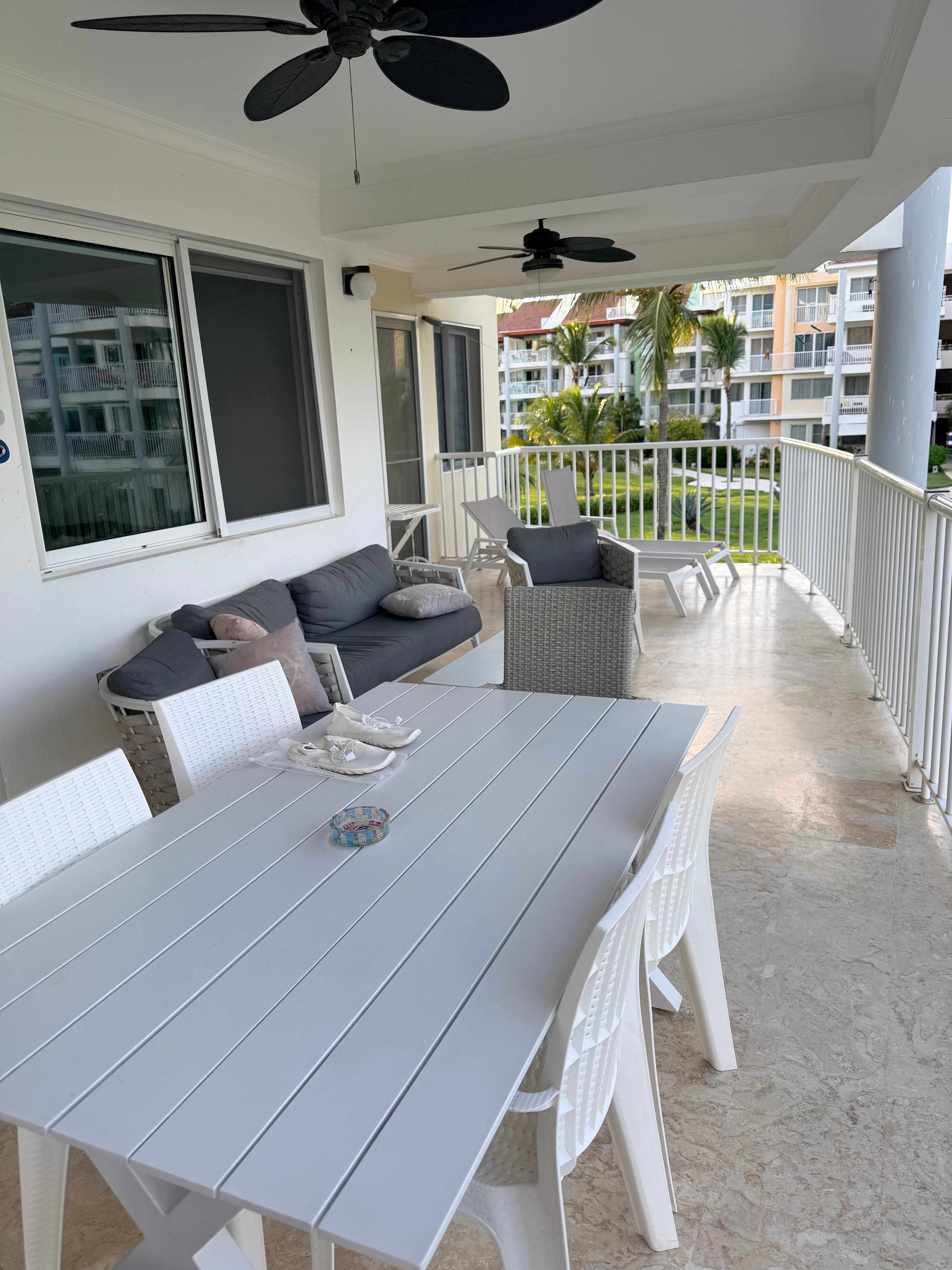 Lots of room on the balcony 