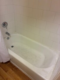 Bathtub with peeling paint