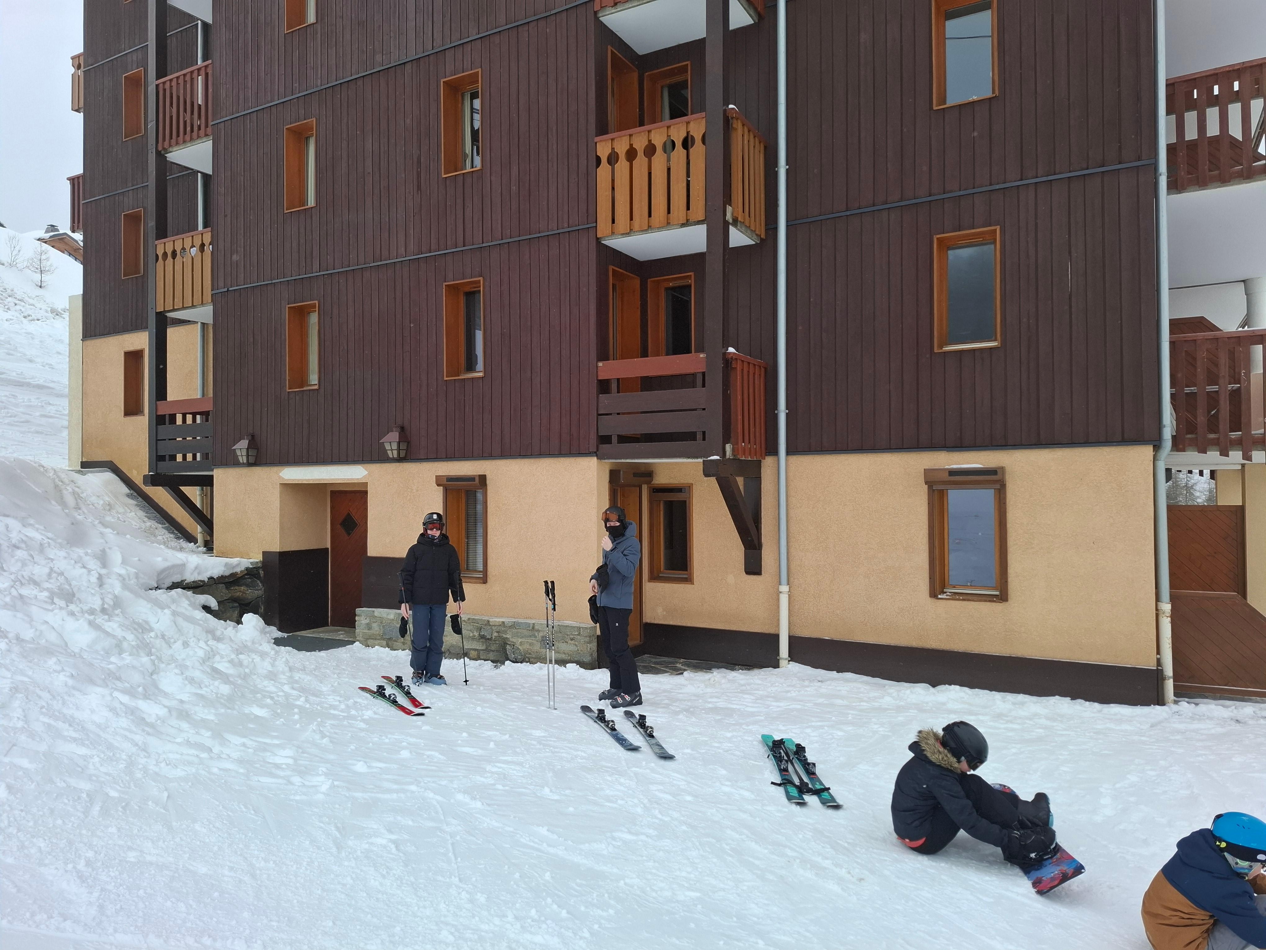 De ski-uitgang komt uit op de piste