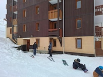 De ski-uitgang komt uit op de piste