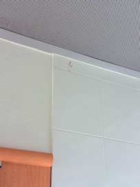 Banyoda duvarlar ve küvet kıl dolu asla temizlememişler