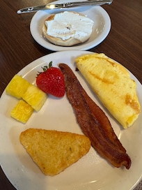Continental Breakfast was delicious. Eggs, sausage, bacon, hash browns. Waffles, oatmeal, fresh fruit, breads, cereal. Plenty of options.