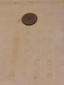 Suciedad del baño y deterioro