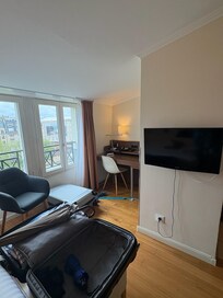 Il y a une table pour deux sous le meuble bureau. Nous pouvions manger en regardant la Seine .