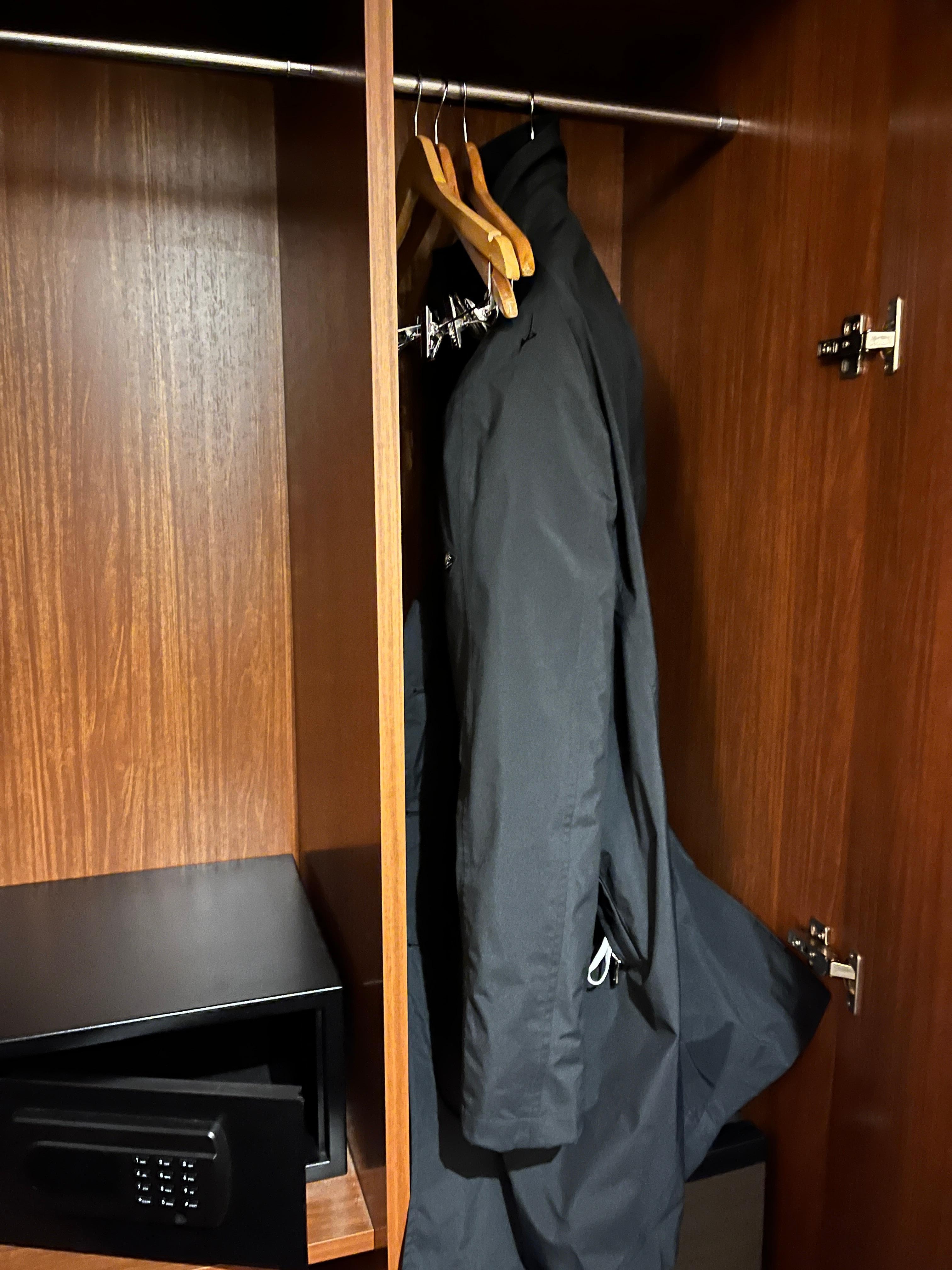 ロングコートの収納には高さが足りませんでした。棚板も外せない感じでした。