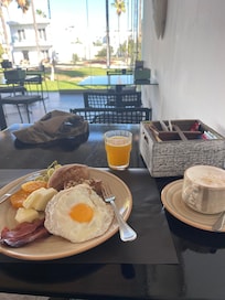 Frukost 0730-1030 suveränt