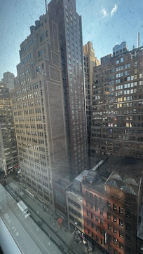 Foto tirada de dentro do quarto para a rua.