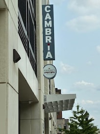 Great location! Delicious breakfast and dinner there at Hemingway's. Rooftop with a magnificent view.