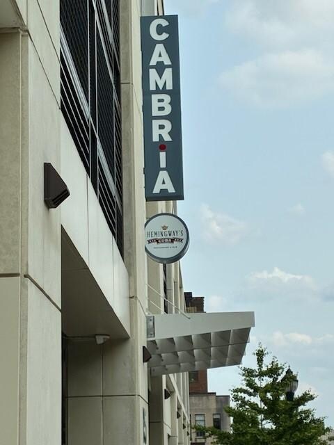 Great location! Delicious breakfast and dinner there at Hemingway's. Rooftop with a magnificent view.