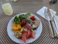 バイキング形式のサラダ・フルーツが食欲増進。