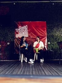 Hicieron que la experiencia de venir a un concierto fuera aún mas genial con todos los spots y amenidades que tenían para que uno disfrutará mucho mas.