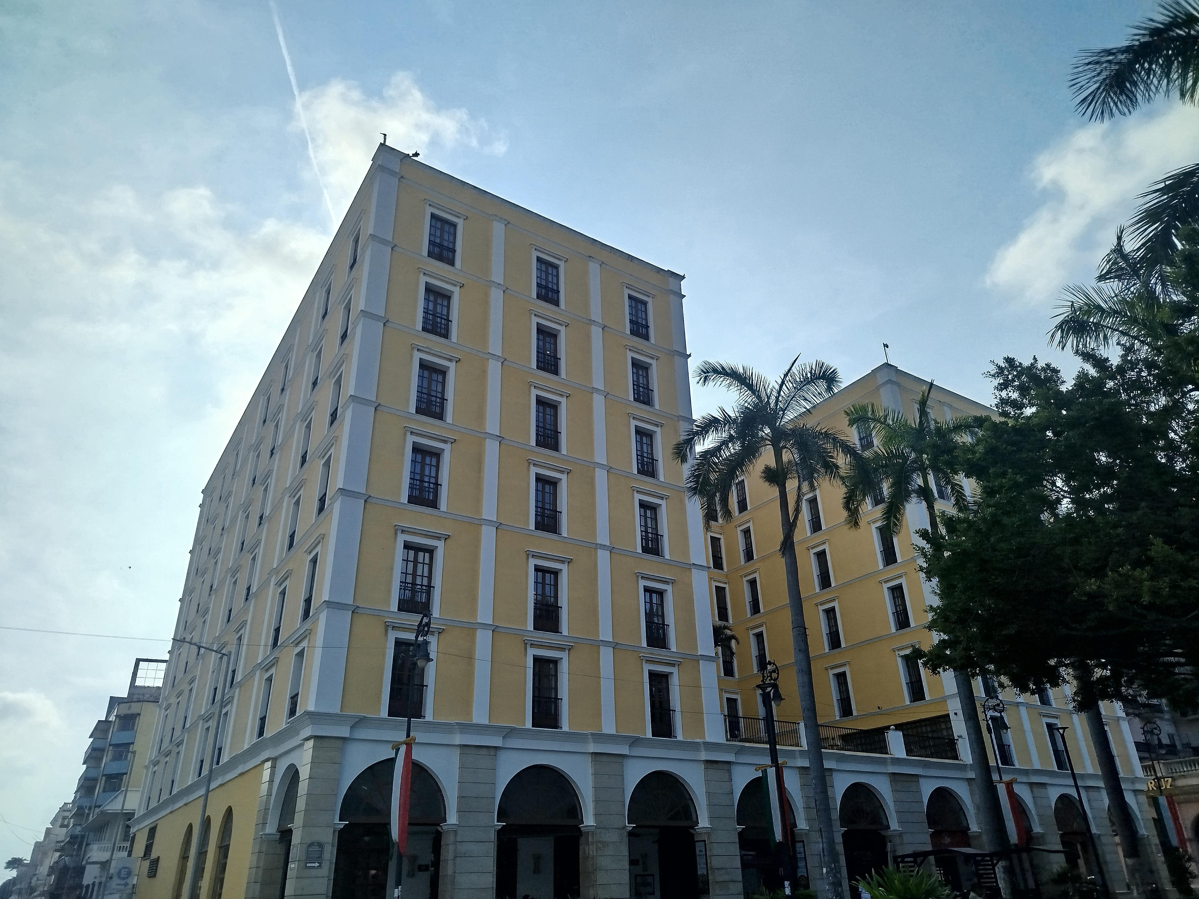 El hotel se ve muy conservado desde fuera 