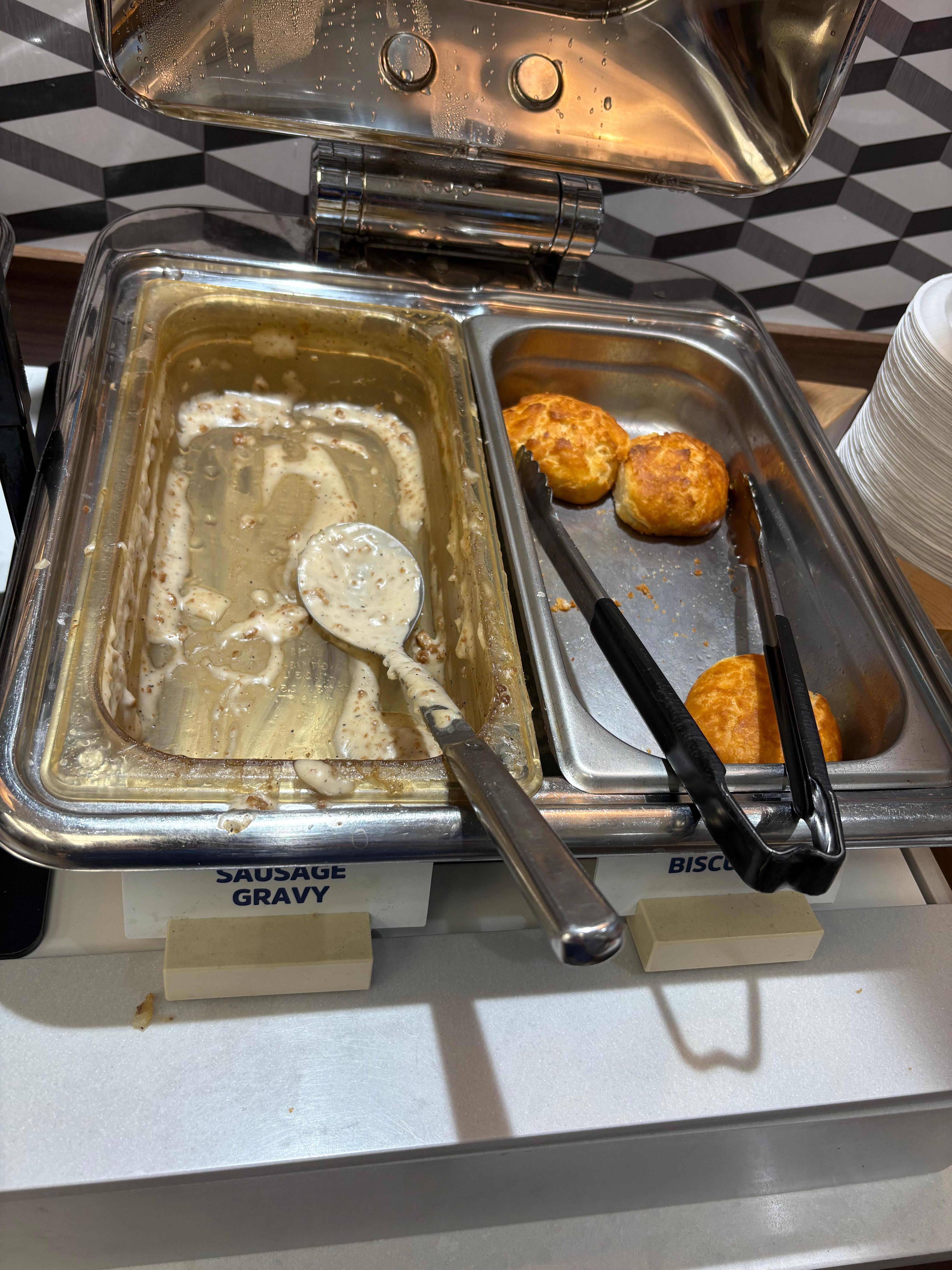 9:15am.  Breakfast ended at 10 AM, but they wouldn't bring out more gravy.