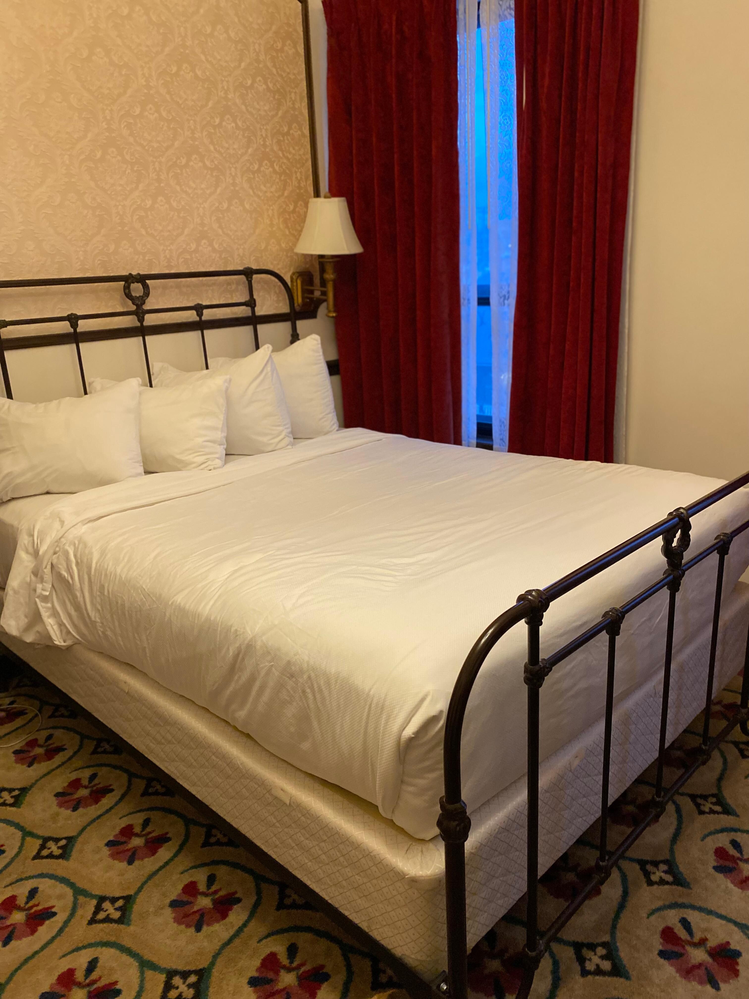 Queen bed 