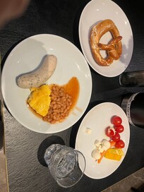 朝食です。
プレッツェルもソーセージも全て美味しかったです。写真にはないですが、野菜スープや野菜スティックがあるので、ヘルシーな朝食が食べられます。